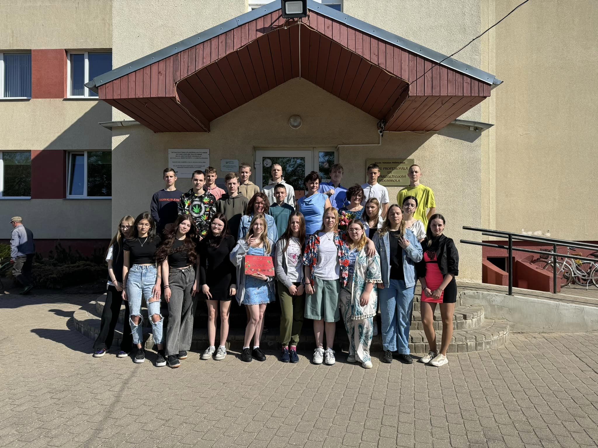 9.klašu izglītojamie skolas priekšā