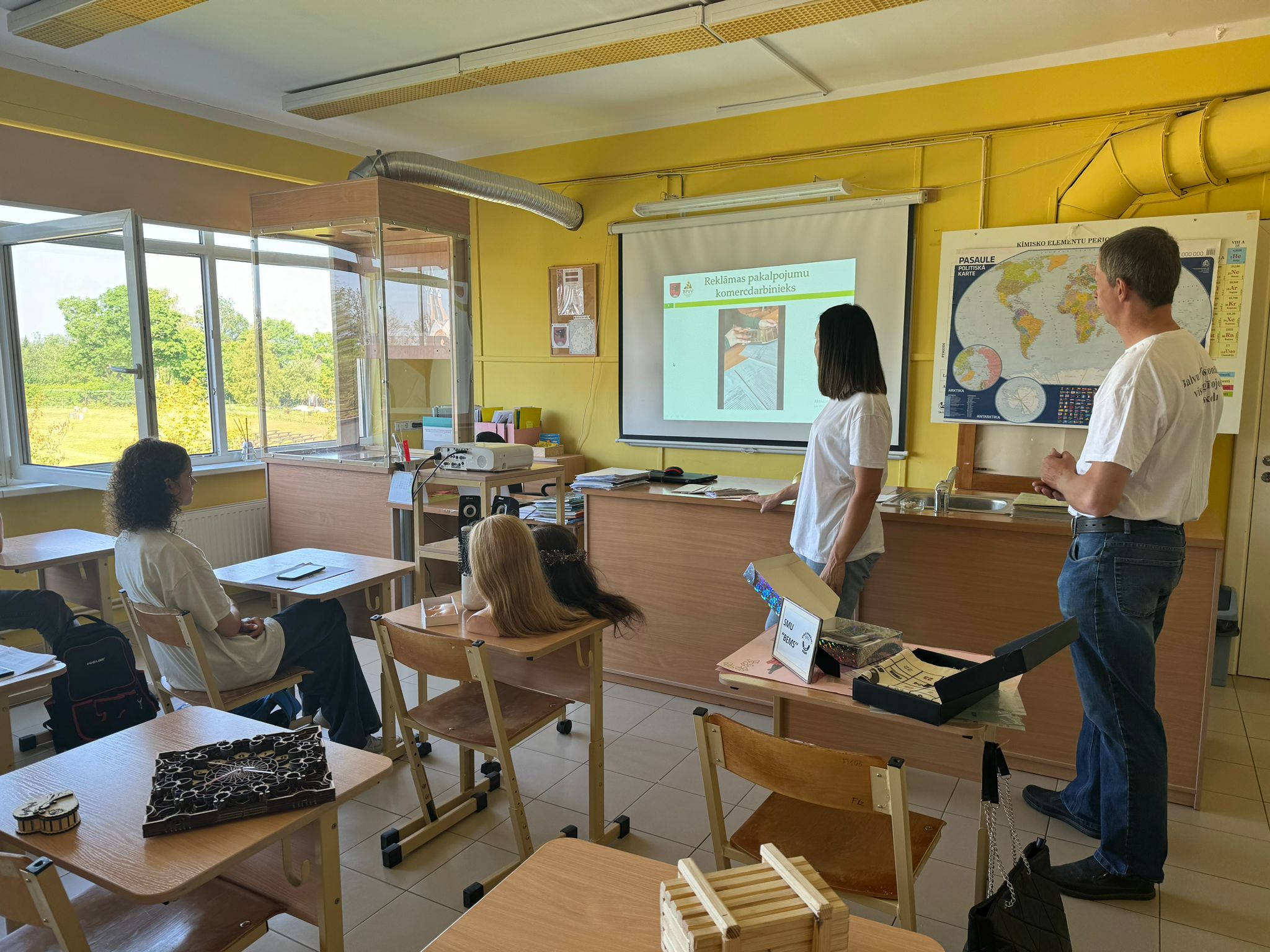 direktores vietniece profesionālās izglītības jomā prezentē mācību programmas