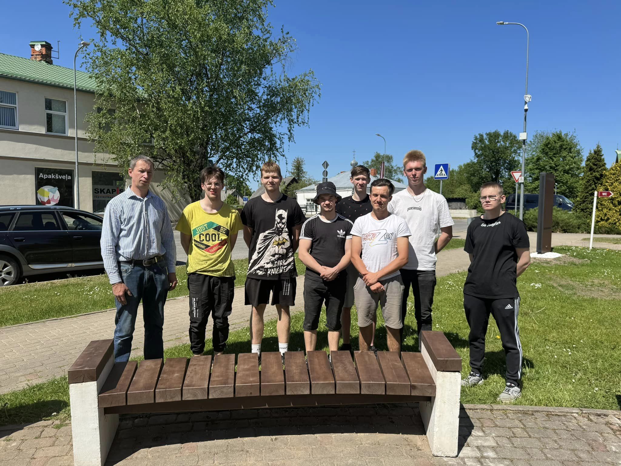 Kursu audzēkņi, kuri atjaunoja soliņus