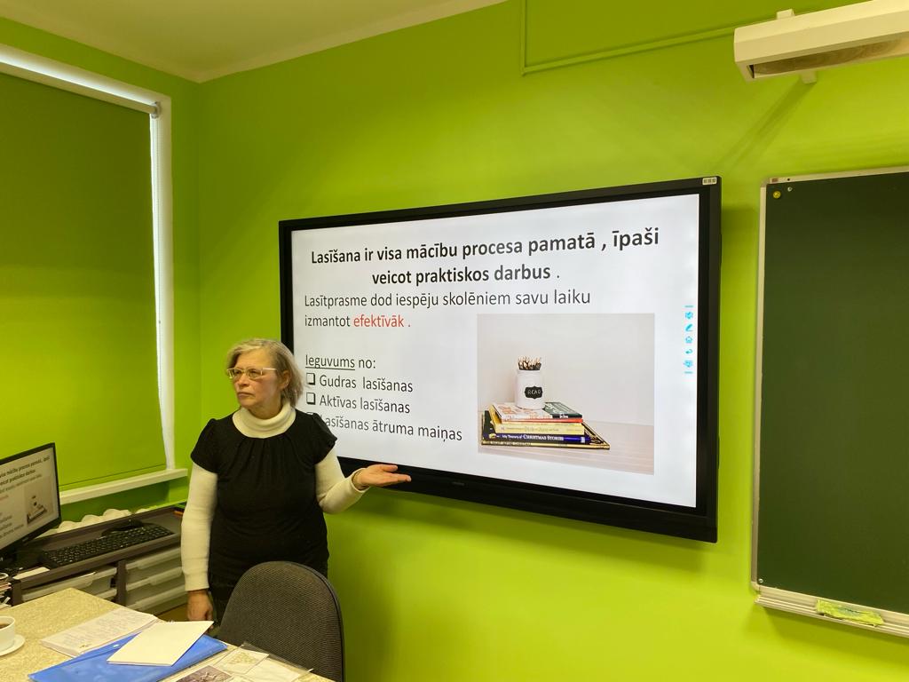 BPVV skolotāja Lina Veselova demonstrē praktisko uzdevumu