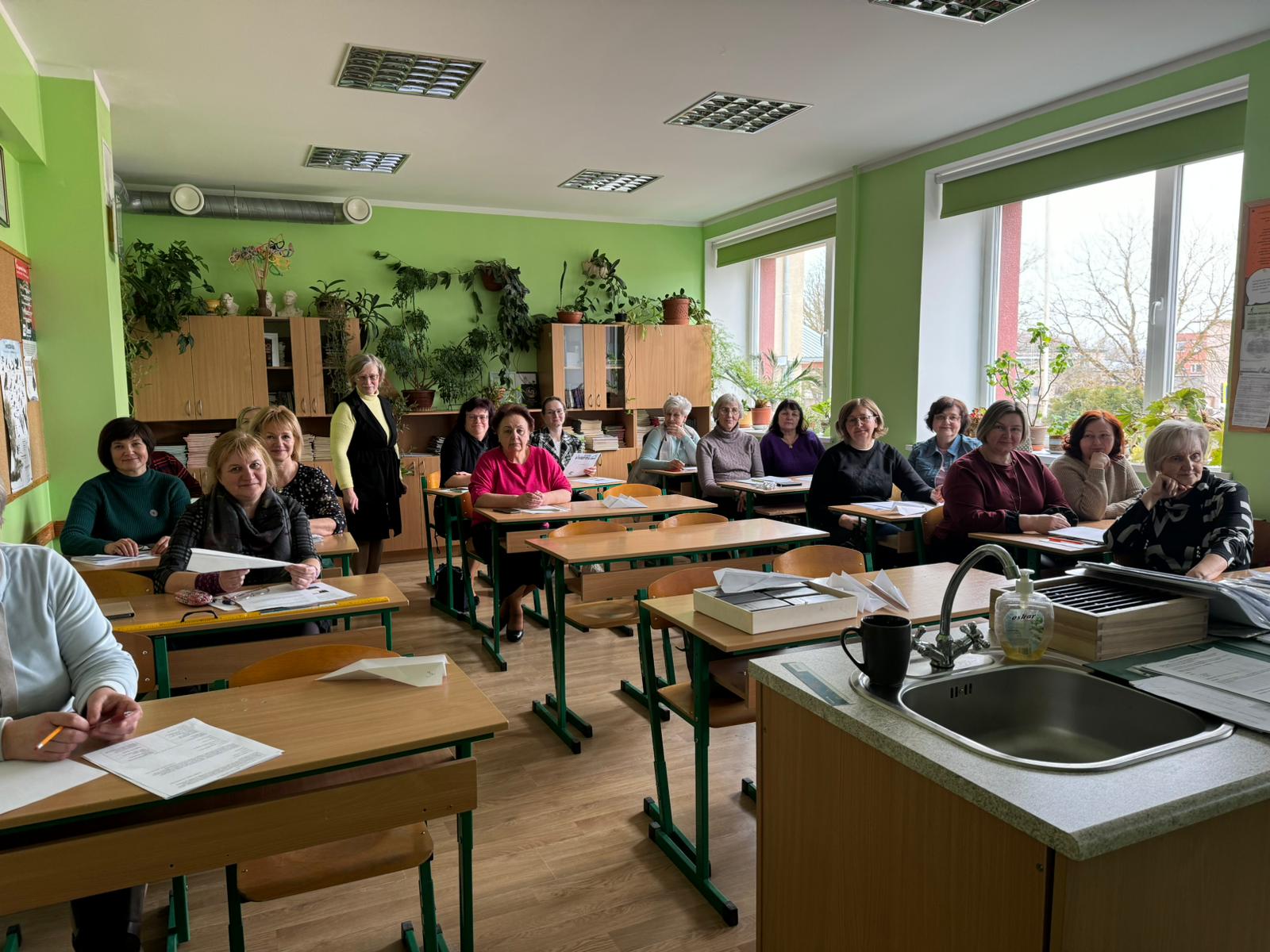Kursu dalībnieki un skolotāja Lina Veselova