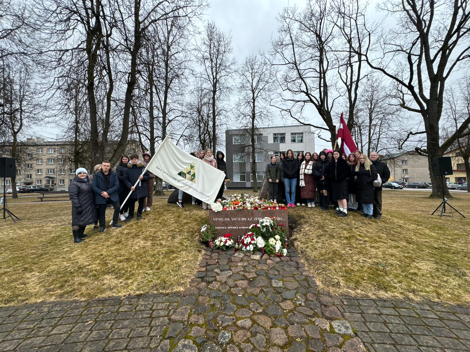 Balvu profesionālās un vispārizglītojošās vidusskolas pārstāvji piemiņas pasākumā