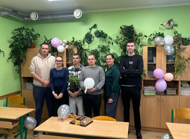 12.klases izglītojamie ar klases audzinātāju Ilutu Baluli