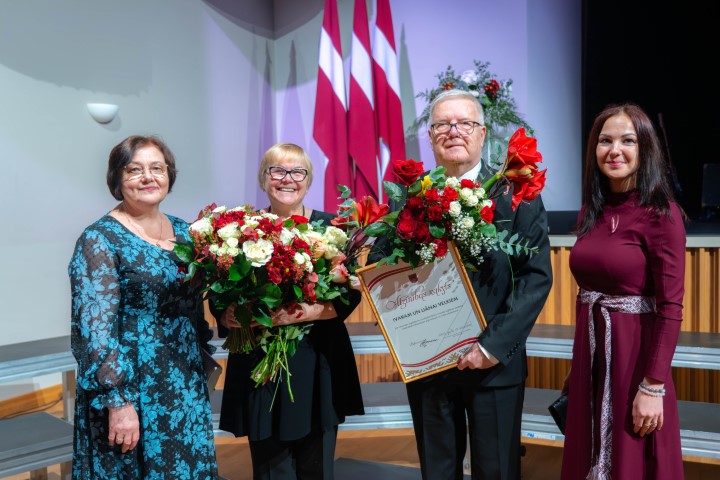 Skolas pārstāves ar Ivaru un Liānu Velkiem